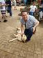 Secretário do Desenvolvimento Sustentável e Turismo, Marcio Nunes, acariciando cão durante o evento