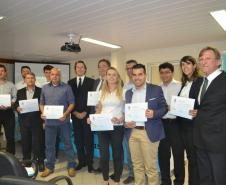 Representantes das empresas recebedoras do Selo Clima, com o certificado
